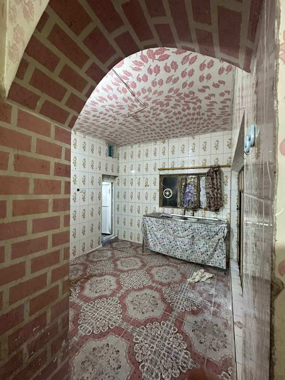 بيت للايجار مساحه ١٠٠ موقعه الجغيفي الاولى قرب مدرسه السؤدد ايجاره 350
*********** واتساب
