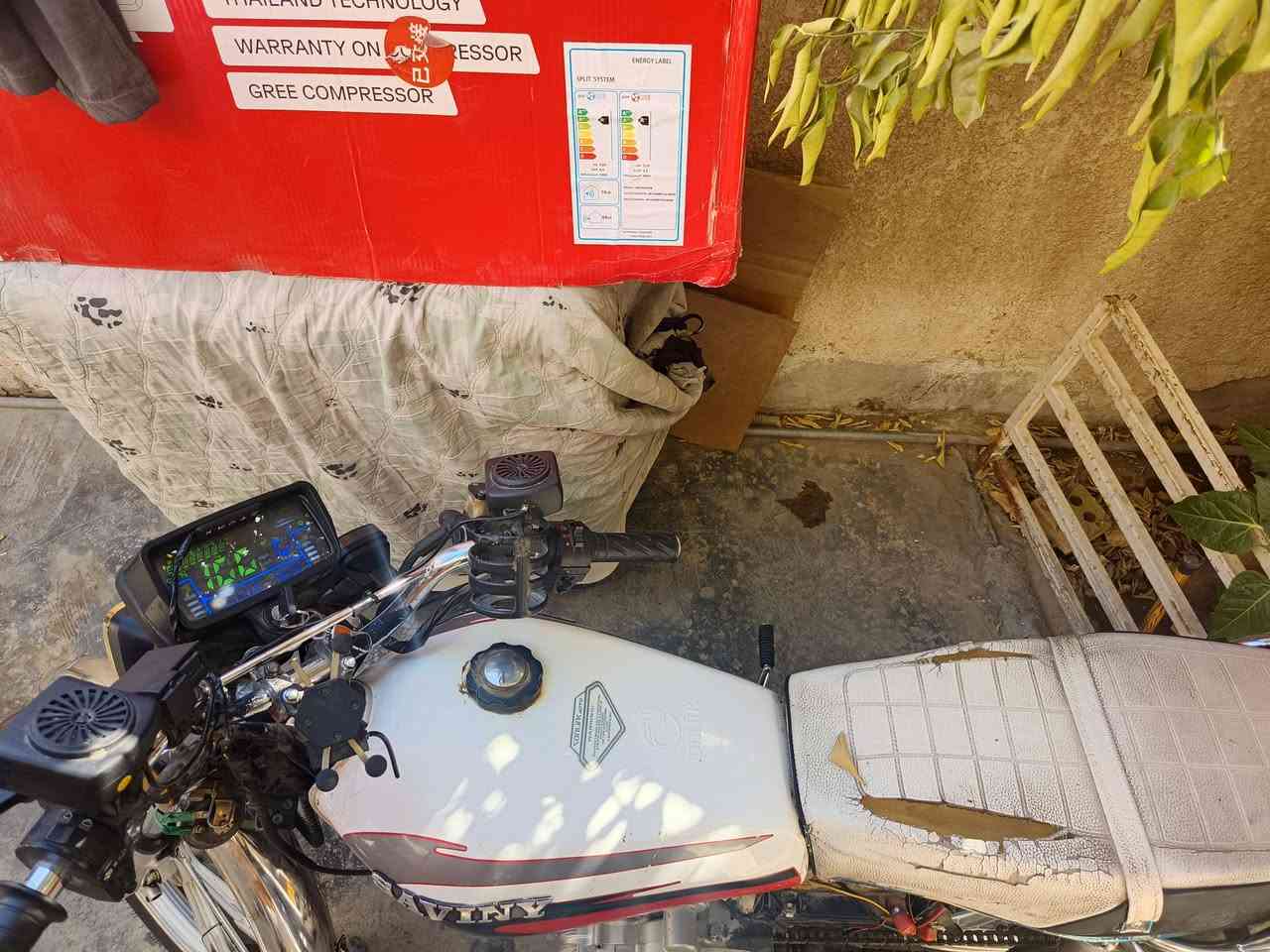 سلام عليكم دراجه سيفان موديل 2023الببع سعر 400 دراجه نضيفه او اي نقص مابيها بس رادلها راجز سلف دراجه كلشي شغال بيها وتاير الي وره نازل دراجه متروكه مكاني بغداد البياع حي الري ***********متواجد بكل وكت  وبي وتساب
