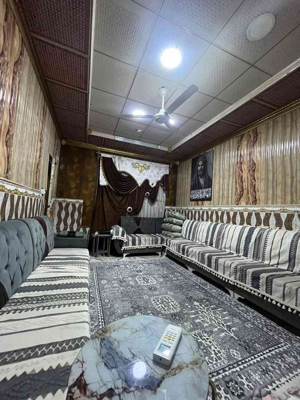 السلام عليكم بيت تجاوز العنوان بصره حي الاصدقاء 
البيت كونكريت كله وعلي قمريه عل سطح يتكون البيت غرفتين منام وحده 6X4 وحده 5X4صاله 8X4 ستقبال 5X4 مطبخ 4X3 +حمامات العدد 2 السعر 33
***********
