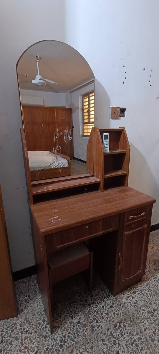 سلام عليكم غراض بيت نضيفة للبيع كلشي بسعرة غرفة نوم صاج تفصال مو شغل سوكي كنتور + جرباية مع الدوشك السعر 250 ثلاجة 18 قدم كبيرة مال عائلة بعدها جديدة السعر 400 وبيها مجال كنتور بابين مال ملابس اطفال السعر 30 الف طباخ أخو الجديد 4 عيون وفرن السعر 200 وبي مجال ميز مراية نضيف السعر 30 الف مكاني بغداد الغزالية للتواصل على الرقم ***********
