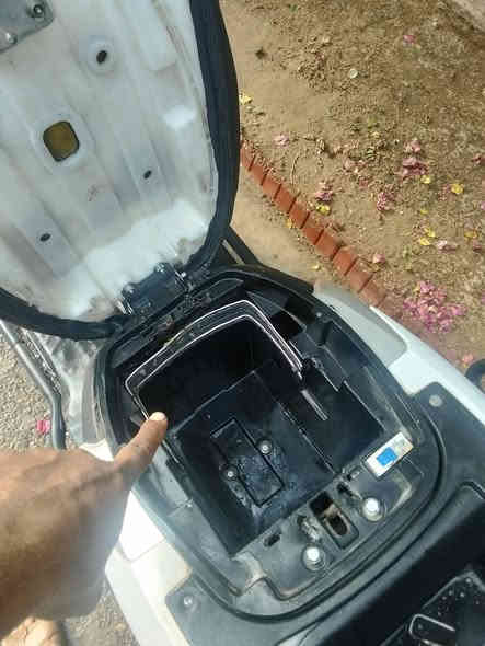 السلام عليكم دراجه شحن سرعه 50 دراجه مرتبه نضيفه بس ضرر بالصندوك موضح بالصوره تاير الخلفي صار سبوع شاده  دراجه خير من الله مكاني البلديات تقاطع المصرف للايتفسار ***********
