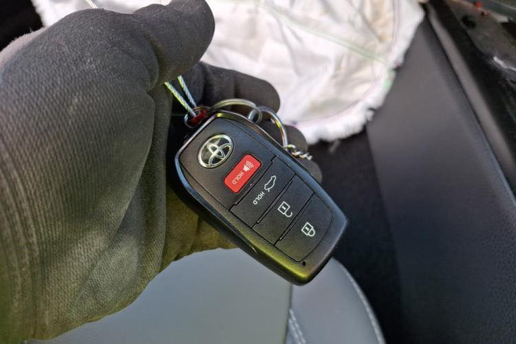 السلام عليكم ورحمة الله وبركاته كامري 2025 وارد امريكي فئة se السياره حالياً بعمان تدخل حره وتدخل شهداء اني ابيع السياره بكاعها اليشتري هو صاحب القرار يريد يدخلها حره يريد شهداء بكيفه ***********  وهذا رقمي السراي يتصل ويدلل السياره طختها بلدعاميه من جوه وبلويل ومن نزلوها بعمان صارت بيها هاي الطبره بلبنيد
