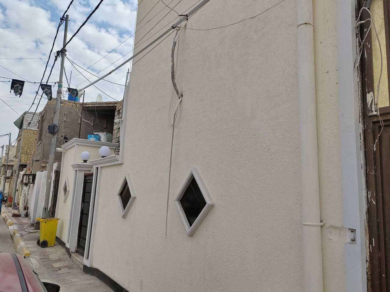 السلام عليكم
بيت طابو للبيع
المساحه/ 110 متر
بناء حديث  سنه 2023كونكريت صب وطابوق
بناء درجه اولى
تأسيس الماء والمجاري والكهرباء شرط درجه اولى وماركه
عرض الشارع ١٠ امتار
يحتوي البيت على
الطابق الاول ( ديوانيه _ واستقبال _ وصحيات عدد 2_ وطارمه _ ومطبخ _غرفه نوم عدد 1)
الطابق الثاني (غرف نوم عدد ٢ _صحيات عدد 1)
 السطح شتايكر
السعر مع الاثاث /250 مليون
السعر بدون الاثاث / 230 مليون
العنوان / الناصريه_ الشرقيه قرب ساحه العمال
للاتصال والاستفسار /***********
