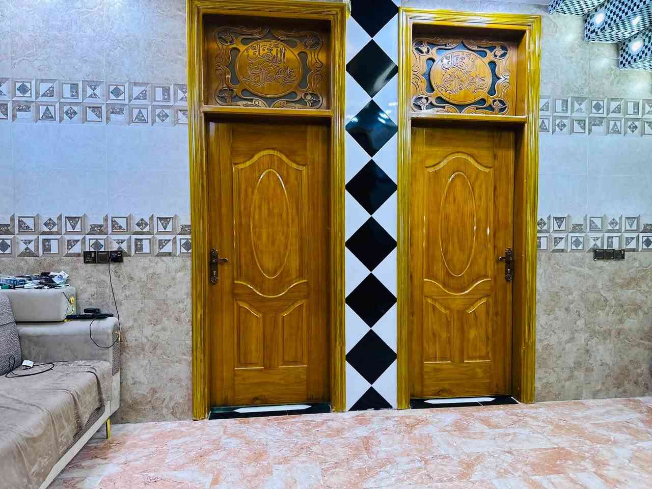 ⭕️السلام عليكم يتوفر بيت للبيع للبيع للبيع  مساحه 200 متر البيت بناء حديث ٢٠٢٦ وصور توضح تفاصيله وبناء عل ارقى شي 

⭕️البيت طابو سند ٢٥ تحويل مباشر 

⭕️البيت يتكون من طابقين محتويات طابق اول استقبال صاله مطبخين حار وبارد غرفتين نوم مجمع صحي عدد ثنين  مناور 

⭕️طابق ثاني يتكون من صاله غرفتين نوم مجمع صحي عدد واحد وايضاً سطح مطبك سيراميك كما موضح بل صور 

⭕️الموقع قرب نادر ثانيه مقابيل محطه العرفان عل سايد ثاني راجع عل نادر يبعد عن شارع عام ١٠٠ متر بيت صاير بل مجمع سكني صار كامل خدمات عل خير كهرباء فيوفيرز مجاري مركزيه ماء تبليط تتوفر 
   

⭕️للاستفسار خاص ماعدي ولا وتساب تصال فقط وخادم 
***********
