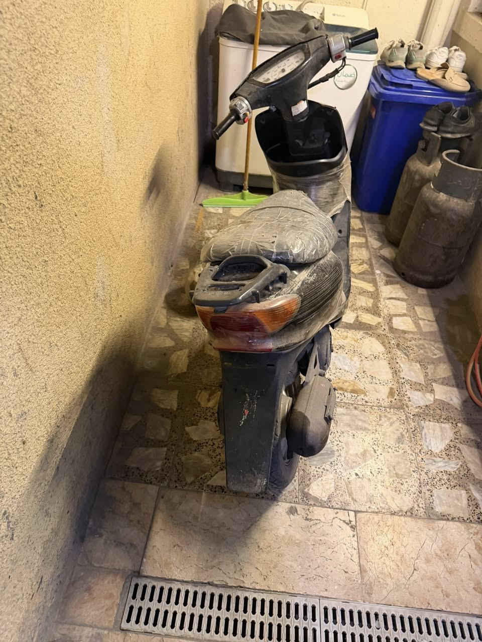 عصفوريه دراجه حلوه ومرتبه نقصها بطاريه والقمجي مال  سكليتر طاك سعره٢٠٠ الف وبيها مجال مكان سبع ابكار مجاور الكريعات والاعظميه وهذا رقمي ***********
