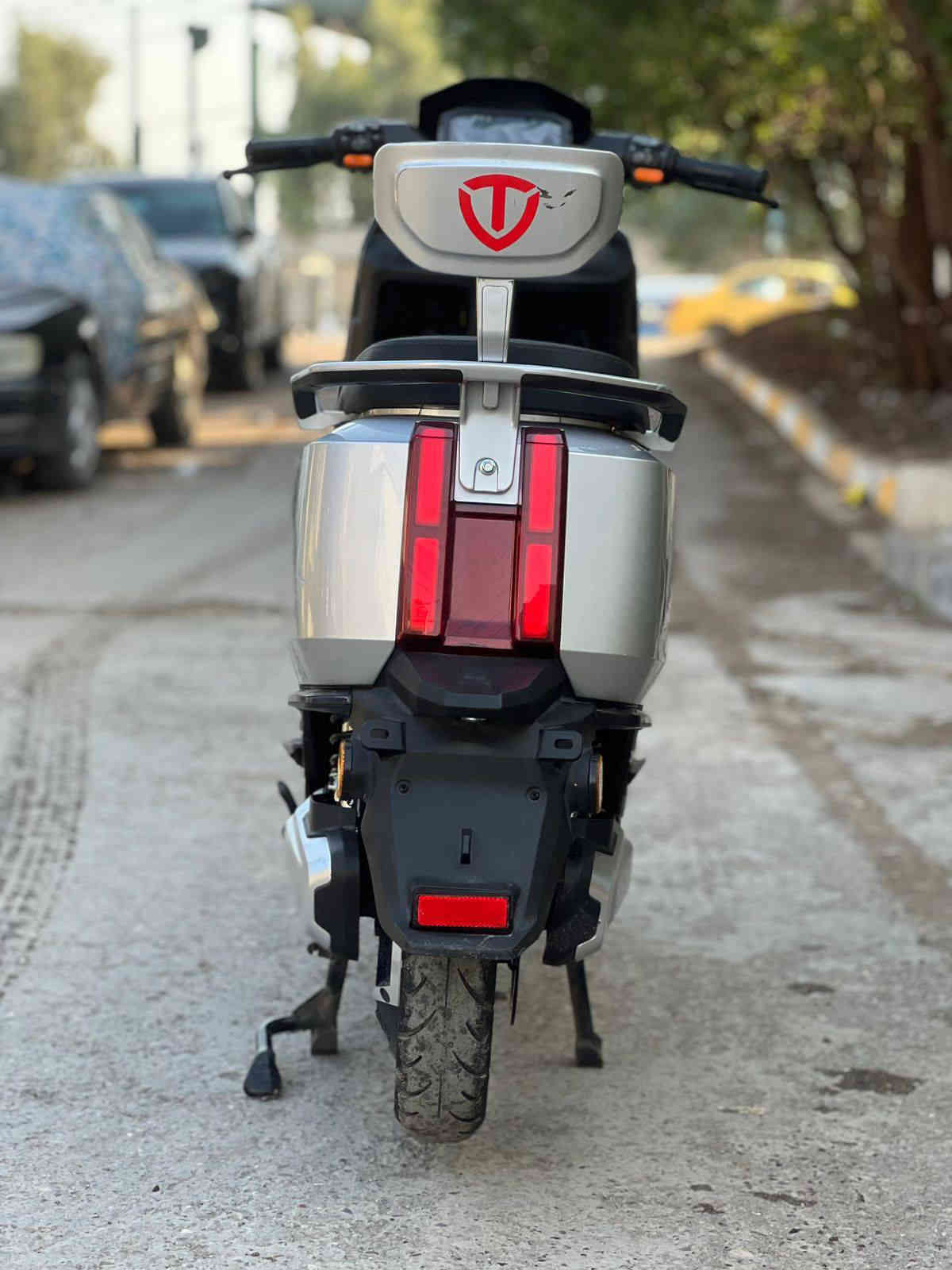 (مستخدم -) 🚨🔥 دراجة الريان RAYAN – وحش الكون من شركة TAILG العالمية 🔥🚨
📍 مستخدمة شي قليل جدا وضعية  الشركة – نظافة وكالة 💯

⚙️ المواصفات الفنية:
🔋 بطارية كرافين كاربون جل 35 أمبير / 72 فولت
⚡ محرك ملف 2000 واط – سرعة حقيقية 80 كم/س
🚀 مدى حقيقي 80 كم
🖐️ بصمة عدد 2 + تشغيل عن بُعد
🔒 جهاز إنذار ضد السرقة
🛑 بريك دسك + دهن ديلات هايدروليك ناعمة جداً
🪶 قيادة ناعمة ورزينة جداً على الطريق
💺 كشن سياحي واسع لشخصين + مساحة تخزين كبيرة تحت الكشن
🛞 إطارات 12 / 90 / 90
💡 إشارات LED أمامية وجانبية + إشارة رباعية
🔁 إمكانية الرجوع للخلف (R)
🔋 نظام TTFR لإعادة الشحن عند استخدام البريك
✅  البطارية 6 مسطرة 
ملاحضه ملاحضه الدراجة زيرو
📦 الحالة: جديدة بالكامل

للاستفسار الاتصال/ 

***********

العنوان بغداد الاعظمية
