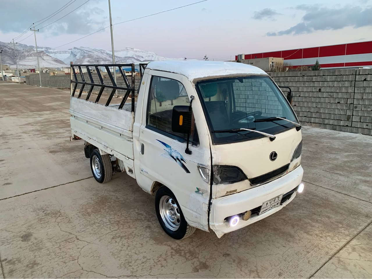 هایڤی مۆدیل 2006مەکینەوگیری بەشەرت  تەقەورەقەی بەشەرت کارەبای زۆرمەزبوتە لایت فلجە هۆرن  گیجی بەنزین حەماوە گشتی ئیشدەکات  4تایەی تازە سعری 13گەڵا ژم  ***********   *********** شوین پیرەمەگرون السليمانية, العراق
