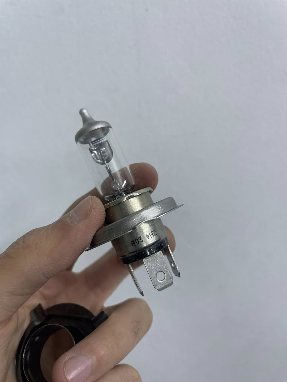 السلام عليكم يتوفر 

- بانزات 
- لايت اصفر تفصيخ اصلي 
- زنون ابيض 

***********
