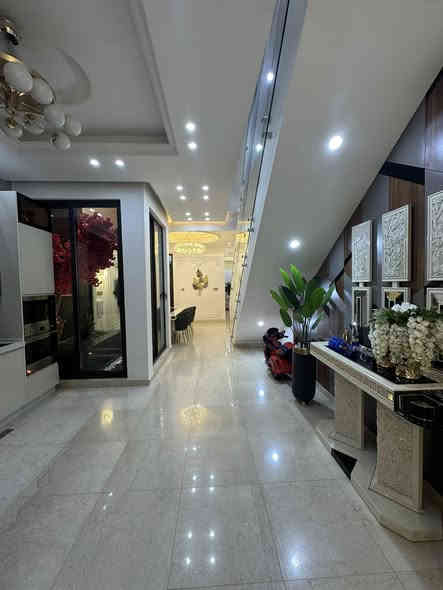 دار للبيع مساحه 150م بناء حديث فول درجه اولى الواجهــة 5م النزال 30م يحتوي على 3 غرفه نوم كبيرة مع باقي الخدمات .

(علماً ان الدار يباع مؤثث او بدون اثاث)

📍العنوان: حي البنوك المدراء خلف شارع الكنيسه موقع ممتاز جداً شارع نافذ عرضه 15م.

(بناء سنه 2024)

للأستفسار اكثر مراجعة مكتب القمه للوساطة العقارية في شارع الكنيسة او الاتصال على رقم الهاتـف.

***********
متوفر واتساب
