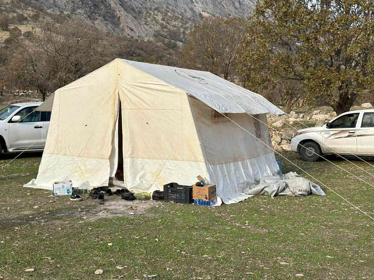 سەرەتا بەناوی خواا ..
خێمەی 3*4 
دوو بەرگ هاوینە و زستانە 
دوو ژوور و مەتخەلێک 
فەرشی تایبەتی خۆی لەگەڵە 
ئاو ناداتە ناو جلدێکی تا بڵێی ئەسڵە 
ئاسن و بۆریەکانی قایم و پتەوە 
مێخ و چناڵ و حەبلی تایبەتی خۆی لەگەڵە 
هیچ دڕاویەک و کونیکی تیا نیە 
شوێنی تایبەت بە زۆپای دار هەیە 
دوو پەنجەرە و پەردە کولەی هەیە بۆ هاوین و مێشولە 
ئێرانی و سینی نیە ئەمریکیە 
تا بڵێی شتێکی جوان و تایبەتە

سعریشی 200 هەزارە 
شوێن کەلار 
***********
