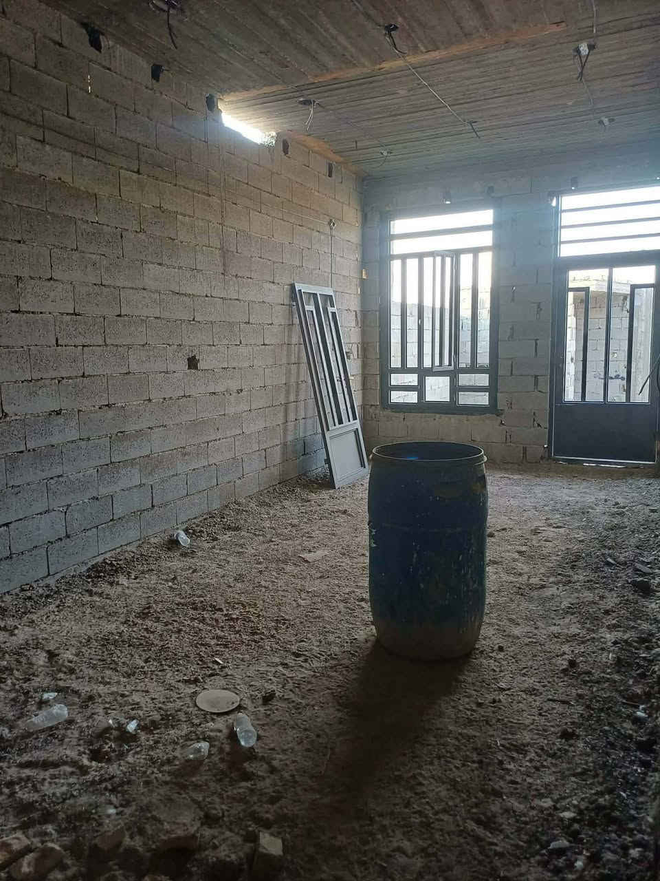 بيت مساحه ١٧٥ متر طابو زراعي سند ٢٥ ومكشوف حته يطوب صرف وبي وصل بجبيل شارعه ٢٠ ويبعد عن شارع ٤٠ حدود ال٥٠ متر جاي يشتقلون مجاري و تبليط لشارع ٢٠ وشارع ٤٠ 
البيت كامل مي مجاري كهربا نقص بس سيراميك وبياض 
كرستة أبواب وشبابيك درجة أولى نظام لاستيك 
مجاري كلها نظام تعليق غربي دفن 
سبالت بواري التقطير كلة دفن لبيت يم مزرعه ابو رائد 
السعر ٦٢وبي مجال للشراي ***********بي واتس
