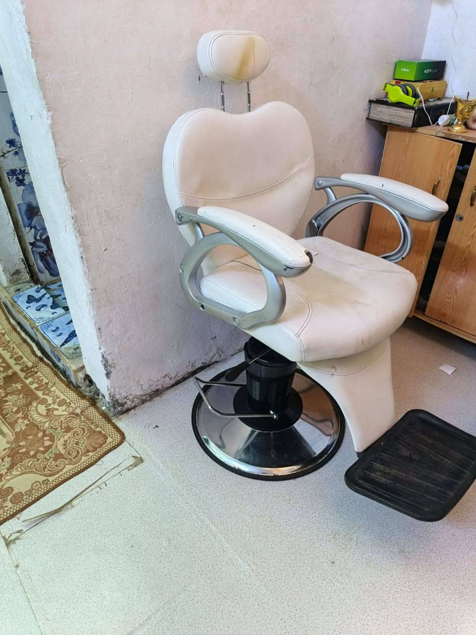السلام عليكم كرسي صالون للبيع السعر ١٢٥ وبي مجال مكاني الديوانية ***********
