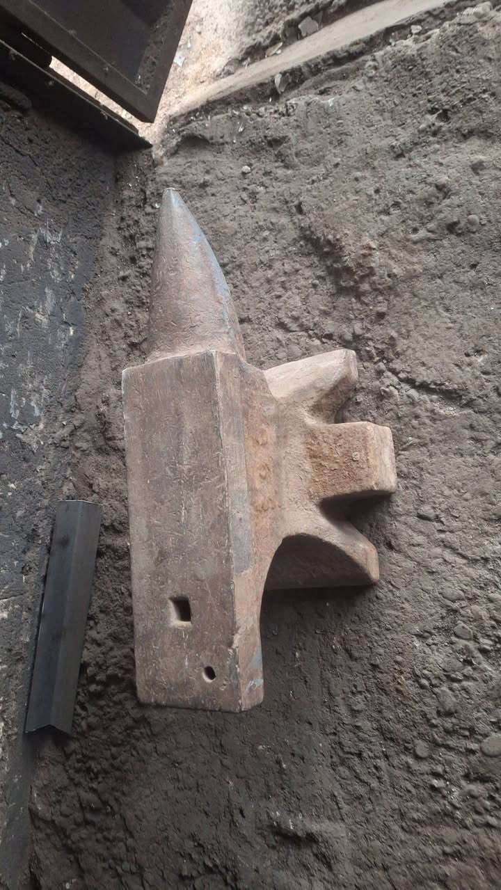 اسلام عليكم سندان حديد ثقيل مال دك حديد ابولبوزوزن ٩٠ كيلو لماني مال مؤسسه  سعر ٣٥٠ ألف مكان بغداد الدوره رقم ***********
