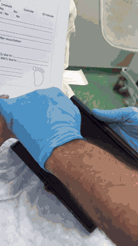 کوردی-عربي
لە ئازارەوە بۆ هیوا، و لە لەدەستدانی دووبارەوە بۆ دووبارە لەدایکبوونەوە لە سەنتەرەکەمان، ئێمە تەنها چارەسەر پێشکەش ناکەین. ئێمە یاوەری چیرۆکەکان دەکەین تا کۆتاییەکی خۆشیان پێ دەبەخشێت.
چارەسەرخوازە 39 ساڵانەکەمان دوای 22 ساڵ هاوسەرگیری و 8 لەبارچوونی ئازاربەخش، دوو جار خەونی دایکایەتی لە سەنتەرەکەمان هاتەدی، سەرەتا لەگەڵ لەدایکبوونی کوڕەکەی ساڵ و نیوێک لەمەوبەر و ئەمڕۆش لەگەڵ لەدایکبوونی کچەکەی کە دڵخۆشی بۆ سەنتەرەکەمان هێنا.

ناونیشان/ هەولێر شەقامی 30 مەتری نزیک کونسوڵخانەی ئێران.
0750 992 2121 - 0776 773 6712

……………………………….…………

من الألم إلى الأمل، ومن الخسارات المتكررة إلى ولادة الحياة من جديد في مركزنا، نحن لا نُعالج فقط… بل نرافق القصص حتى نهايتها السعيدة.
مراجعتنا ذات الـ٣٩ عامًا، بعد ٢٢ سنة زواج و٨ إسقاطات مؤلمة، حققت حلم الأمومة مرتين في مركزنا، أولاً بولادة ابنها قبل سنة ونصف، واليوم بولادة ابنتها التي أشرقت بسعادة في مركزنا.

العنوان/ أربيل - شارع الـ30م - بالقرب من القنصلية الإيرانية.
0750 992 2121 - 0776 773 6712
