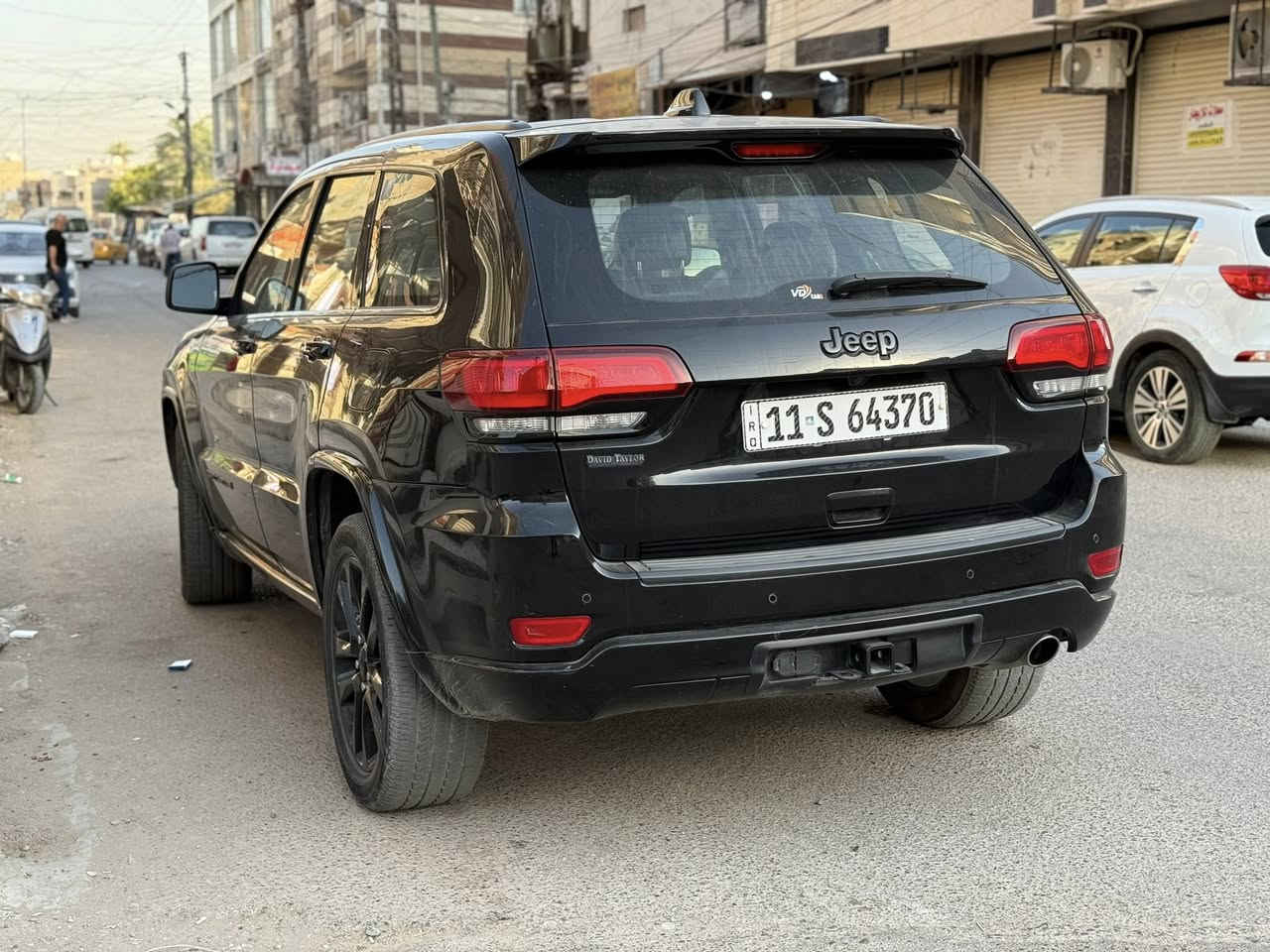 جيب كراند شيروكي ابلاند .5 راكب بلاك توب 

الموديل : 2020) . 
المحرك : V6.  3.6L . 
العداد : 55 Mi
 
المواصفات :. 
* تحذير النقطة عمياء ⚠ .
* مرايا تعتيم ذاتي. 
* ويل قياس 20 انج .
* شاشه كبيرة . 
* نظام الخرائط (GPS) .
* المصابيح الأمامية زنون جديد.
* دخول ذكي. 
* بصمة. 
* تشغيل عن بعد .
* الصندوق الخلفيي كهربائي .
* مقعد السائق كهربائي.
* المقاعد الأمامية تدفئة .
* حساسات خلفية . 
* تدفئة ستيرن . 
* مانع تصادم خلفي .
* بلوتوث تلفون . 
* نظام التشغيل والاطفاء الاوتوماتيكي .
السعر 235$ وبيها مجال 
السيارة حادثها بنيد وجاملغ خفيف بدون ايرباك بدون شاصي جديدة وعليها نانو سيراميك جديد  مبيها اي نقص 
سنوية ٤ سنوات
مگان السيارة بغداد شارع فلسطين***********
