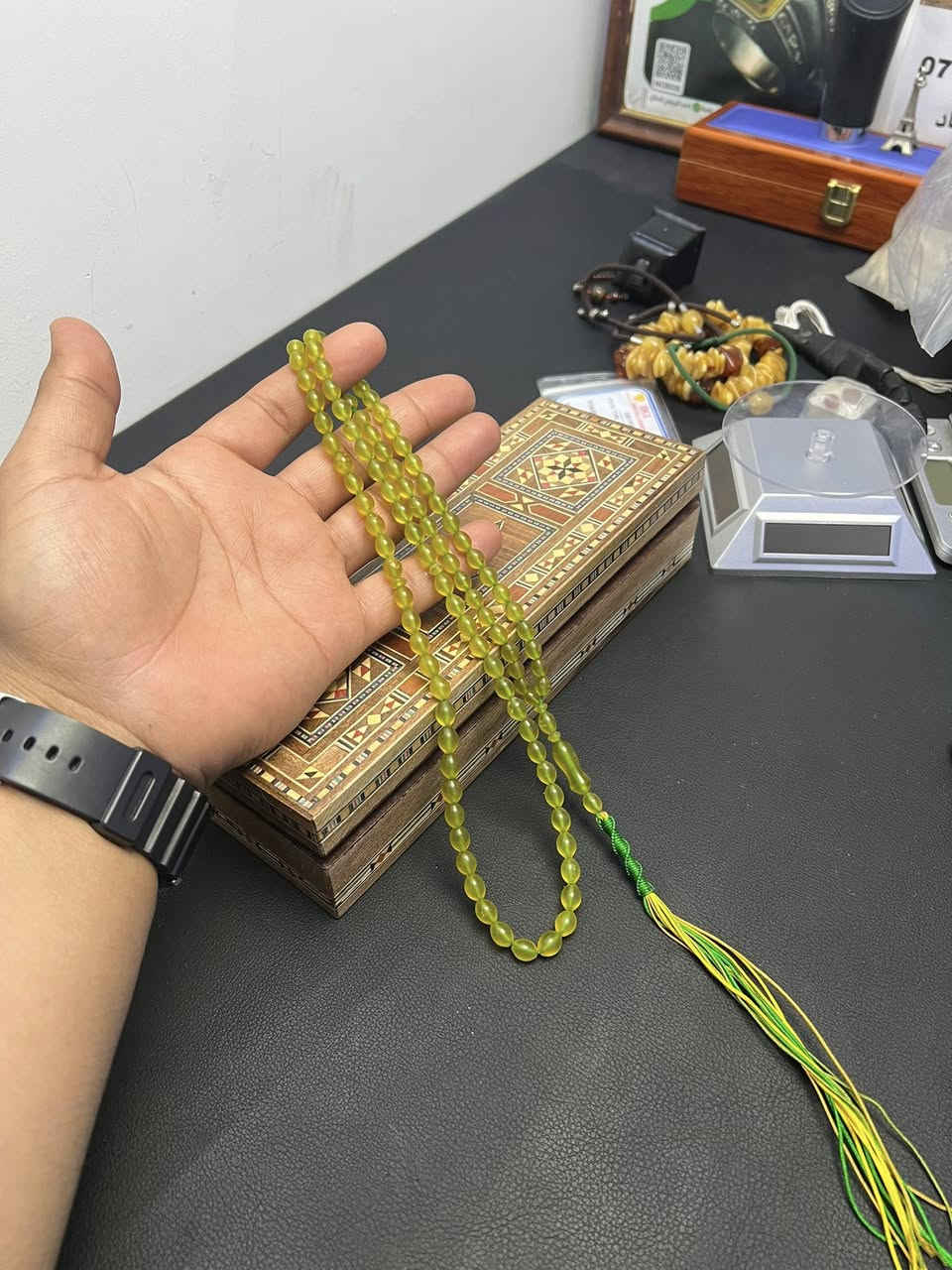 #عشاق_التحف
سبحة باي زهر افغاني طبيعي 

من السبح النظيفه والجميلة 

سبحه خشنه طويله مرتبة

للاستفسار السعر 125 الف 

راسلني عل الخاص لطفا أو الاتصال ***********موجود واتساب عل هذا الرابط ‏مراسلة احمد الربيعي الصائغ كهف الاحجار عبر واتساب.

‏https://wa.me/message/OEI26QOEYZ7TO1
