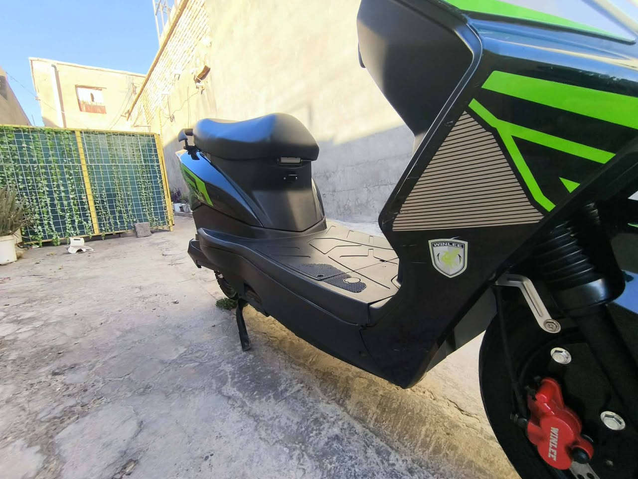 ماطور شحن         (550بي مجال)
نوع سكنس 
بطاريات 6 شرط 
ملف 2000
4نمر 
بريكات دسكات 
دبل اشاره 
لايتات لد 
نضام بارك 
نضام رجوع خلف
عنوان ديالى جلولاء 
سعر 550بي مجال
رقم تلفون ***********
