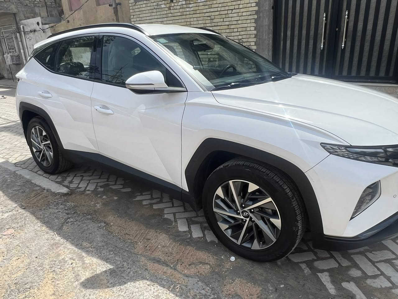 السلام عليكم
توكسان للبيع موديل 2023 خليجي 
السياره بيها بارد شبر فقط بين الجاملغ والباب الخلفي جهة السايق غير هذا الباقي كفاله سياره نضيفه 
مكاني بغداد 
السعر 205 وبيها مجال بسيط 
***********
