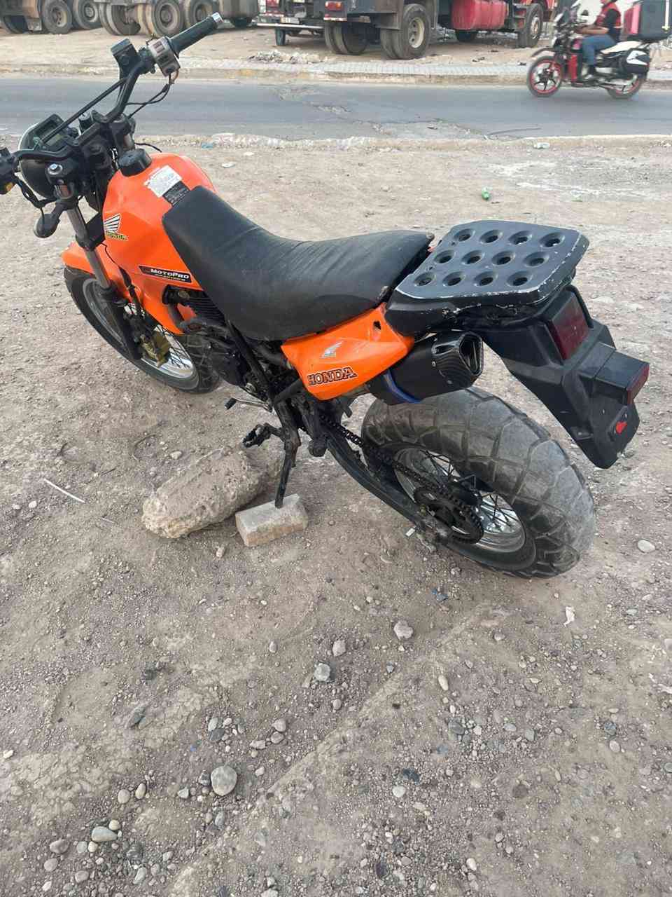 سلام عليكم  دراجه هونزده قفاز
الدراجه بيها بس دخانه متنقص
وصارلها ٣ أشهر طافيه
هسه جيت شغلها جاي دير سلف ونشطه بس متاخذ
بيعها على حطتها الي تفيده يتواصل على رقم ما متواجد على فيس
***********
