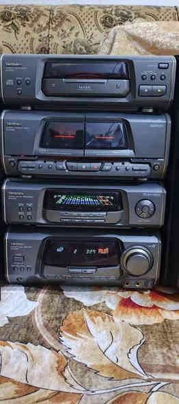 السلام عليكم .
سيستم تكنكس ياباني اصلي بمواصفات حديثة من الموديلات القليلة التي انتجتها شركة تكنكس العالمية في عام 1998
كهرباء ٢٢٠ فولت . 120 واط .
مع 2 ريموت للتحكم نظافته جدا جدا ممتازة  وشغال بالكامل
مضمون ان شاء الله من اي ضرر او عطل .
يشغل 5 سماعات نظام مسرحي او سماعات عادية بنظام الاستيريو ..يتكون من ٤ طوابق .
 المواصفات ..
مشغل الاقراص   CD .  
دبل كاسيت مسجل . اثنينهم قلابات يشتغلن وجهين بصورة ممتازة .
راديو باحث FM + AM .
2 فتحة لبط لاقط مايكرفون مع التحكم بالصوت
2 اواكس مضخم صوت لربط اي شي تريد تربطه
 عالجهاز ..مع خاصية ايكولايزر للتحكم بالصوت و تقسيم للسماعات لنظام الاستيريو والنظام المسرحي و تحكم بتضخيم البيز .+ نشرة للصوت في الواجهة ..الجهاز رائع و ممتاز بمعنئ الكلمة لليريد سلعة نظيفة للبيت و شغالة بالكامل .
الجهاز للبيع انا مكلف بيه من احد الاخوة .
السعر 150 الف نهائي رجاءا رجاءا ..للاستفسار او المراسلة موجود خاص او *********** البصرة
موجود توصيل شركة .
