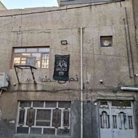 نصف قطعة للبيع قطاع ٧ بناء قديم عكادة قريبة على شارع الفلاح . الطابق ا...