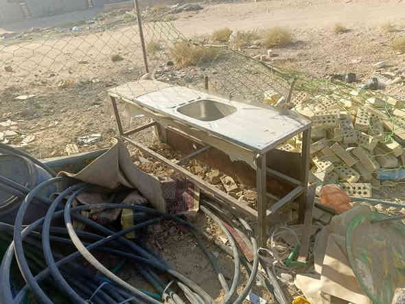 سنك للبيع يفيد ابو مطعم ويفيد محل دجاج ملحوم وكامل سعر خاص *********** العنوان موضفين الحر قرب مستشفى تركي
