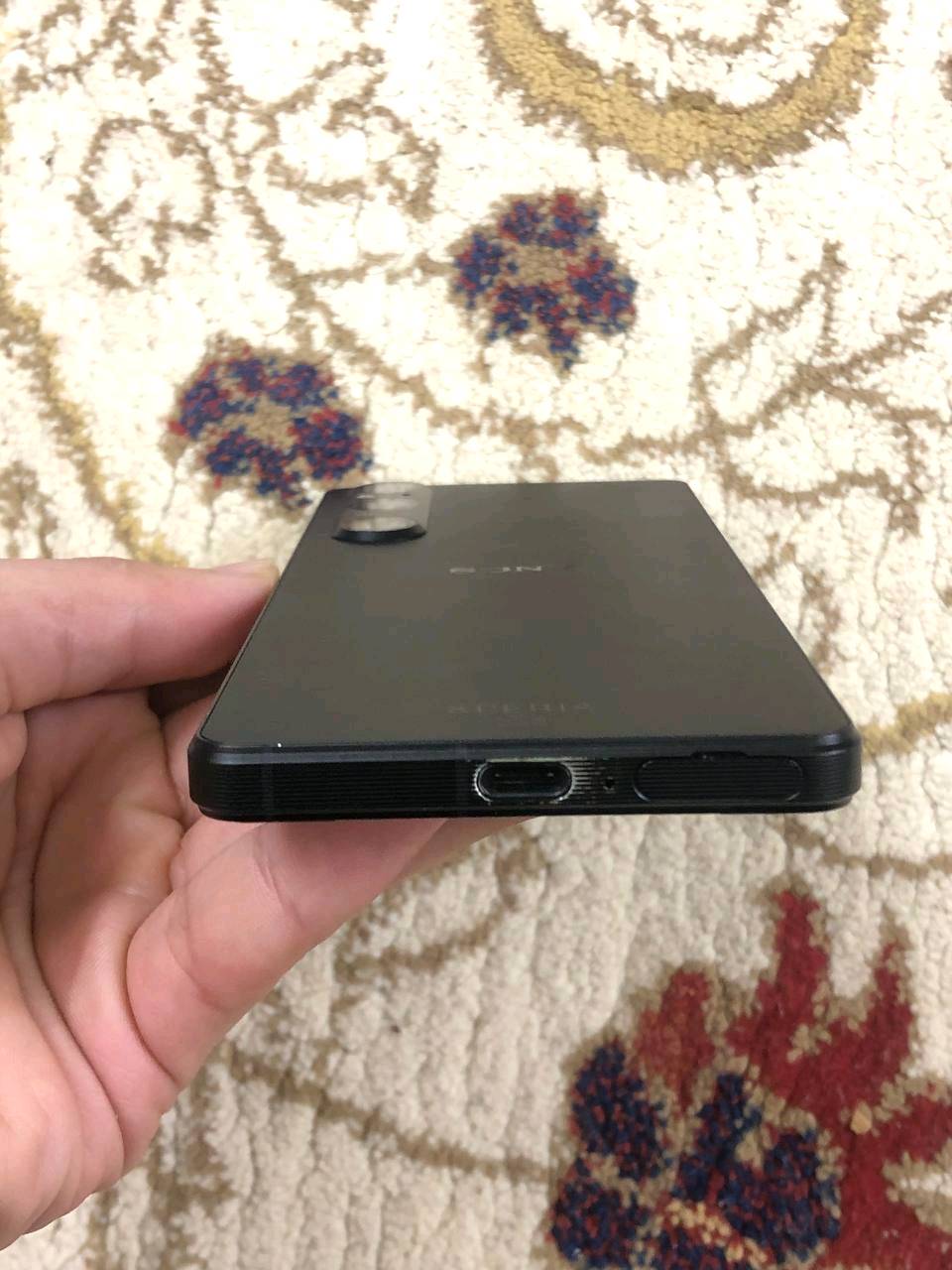 كركوك 
حي عدن 
Sony Xperia 1 v 
كل الالعاب 120 فريم
كاميرا سوني معروفة
بطارية 5000
معالج snapdragon 8 gen 2 وحش الالعاب 
شاشة 4k OLED مستحيل تلگاها بغير تيليفون 
ذاكرة 256 رام 12 وتكدر تضيف مساحة تخزين إضافية 
مدخل سماعات 