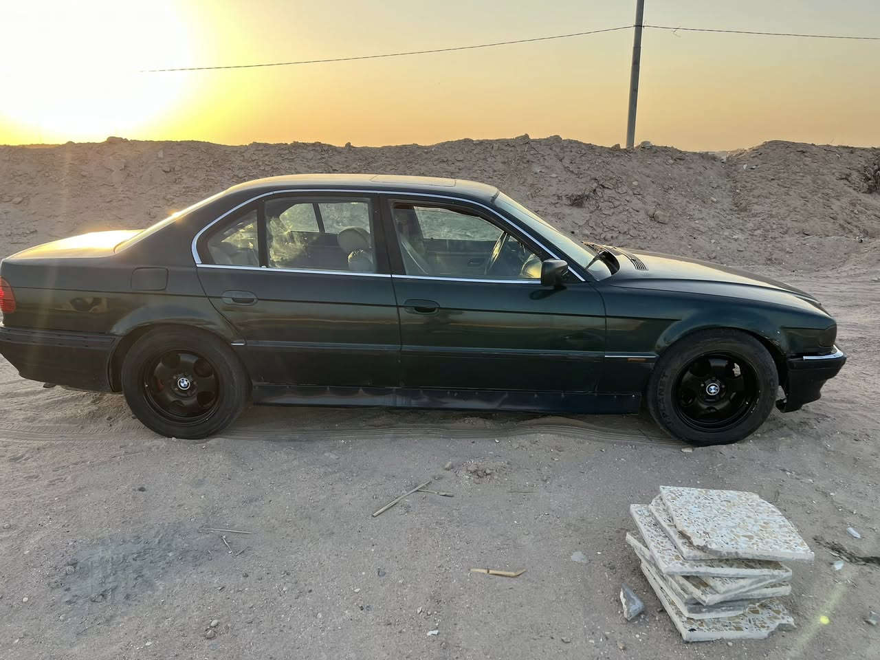 السلام عليكم بي ام دبليو للبيع 730 سيارة عهندي غرفة وباب وصندوك مال تعمير بس ما شادهن ومداكر امامية سيارة للبيع سعر 40 *********** المكينة بيهة تبخير
