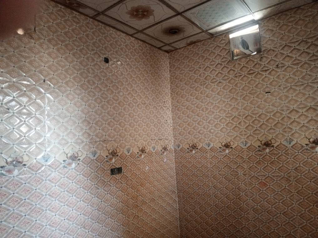 بيت الايجار مساحه 130متر ركن على شارعين عنوان البهادريه مقابيل مطحنه الخليج  قريب على شارع العام غرفتين واستقبال وصاله ومطبخ وصحيات سعر 350تصال *********** البصرة, العراق
