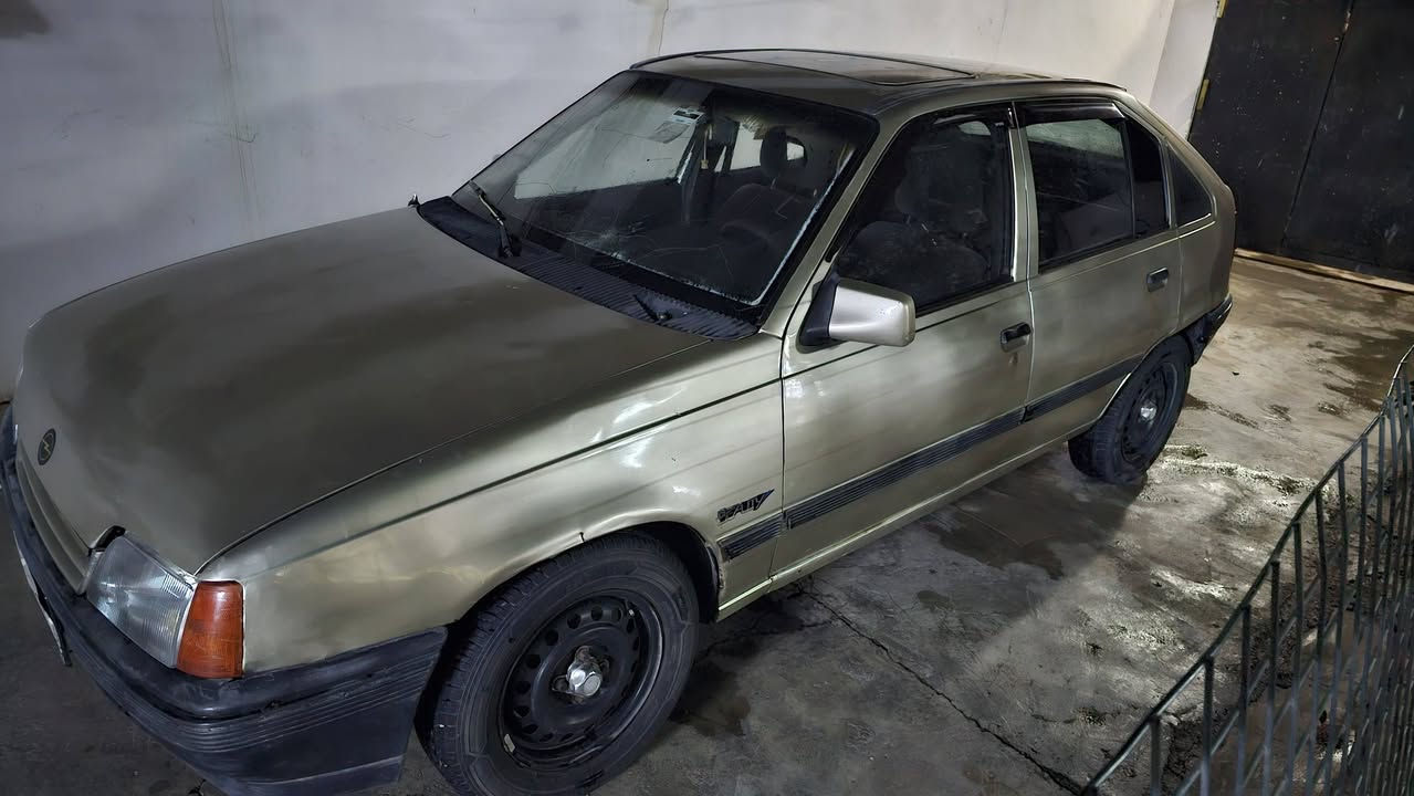 كاديت الماني للبيع سياره بل شرط محرك كير كهربائيات كله شرط تحويل مباشر دفتر بانزين  وسعرها مناسب ٢١ وبي مجال الرقم***********
