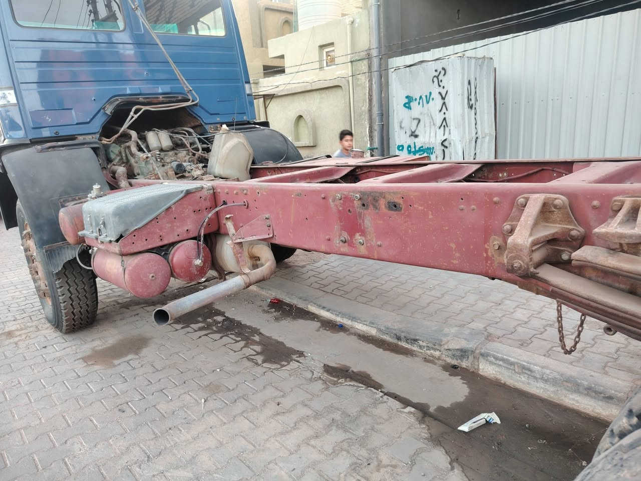 السلام عليكم للبيع البي موديل ٨٩ شاصي طويل
***********
