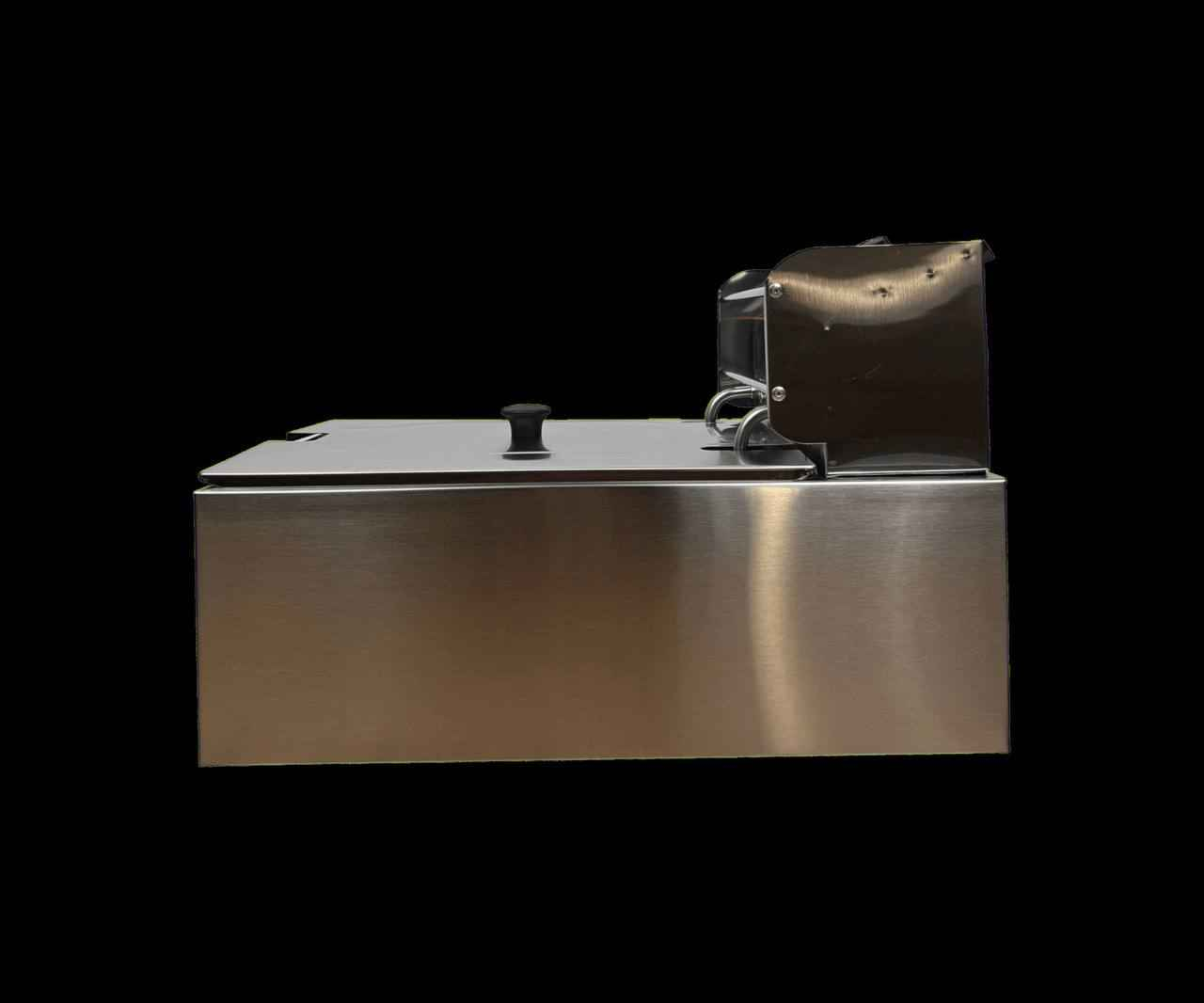 قلاية زيت كهربائية ريكي REKI – سعة 6 لتر

الاستخدامات

مثالية لقلي البطاطس، الدجاج، السمك، الكوردن بلو، والوجبات السريعة المتنوعة.

مناسبة للمطاعم الصغيرة، الأكشاك، أو الاستخدام المنزلي لعشاق الأكل المقرمش.

تساعد في تحضير كميات كبيرة من الطعام بسرعة وكفاءة.

المميزات

سعة كبيرة 6 لتر تكفي لتحضير وجبات عائلية أو تجارية بسهولة.

قدرة تسخين عالية 2500 واط تضمن تسخين الزيت بسرعة وتوزيع حراري متجانس.

تحكم دقيق في الحرارة من 60° إلى 200°C مع مؤشر ضوئي يوضح التشغيل والتسخين.

تصميم من الفولاذ المقاوم للصدأ (ستانلس ستيل) مقاوم للصدأ وسهل التنظيف.

سلة قلي مزودة بمقبض بلاستيكي عازل للحرارة لسلامة الاستخدام.

غطاء معدني مع فتحة تهوية يمنع تناثر الزيت أثناء القلي.

لوحة تحكم أمامية بإنارة مزدوجة (POWER  HOT) ومقبس اختيار درجة الحرارة.

مؤشر حرارة مخصص لعدة أنواع أطعمة (دجاج، سمك، ستيك، بطاطا).

حماية من الجفاف (Spill Limit Switch) تمنع تشغيل السخان بدون زيت.

مزودة بقاعدة معدنية داخلية مثقبة لتوزيع الحرارة بشكل أفضل وحماية عنصر التسخين.

الجهد الكهربائي: ‎220–240V‎  التردد: ‎50Hz‎.

محتويات الصندوق

القلاية الكهربائية سعة 6 لتر.

سلة قلي معدنية بمقبض مقاوم للحرارة.

غطاء ستانلس ستيل.

لوحة تشغيل حرارية مدمجة مع مصابيح مؤشر.

دليل الاستخدام باللغات المتعددة.

الملاحظات

الأبعاد الكلية للكرتون: الطول 45 سم × العرض 30 سم × الارتفاع 29 سم.

بلد المنشأ: الصين (Made in P.R.C).

يُمنع تشغيل الجهاز بدون وجود زيت داخل الحوض.

يجب تنظيف القلاية وفصلها عن الكهرباء قبل أي صيانة أو غسل.

يوصى باستخدامها على سطح مستوٍ ومستقر وبعيد عن الماء.

 السعر.....   60 الف
 يوجد توصيل لجميع محافظات العراق Colombo, Sri Lanka


**إذا كنت صاحب هذا الإعلان وتريد حذفه لأي سبب، رجاءا أرسل رسالة إلى الدعم الفني**