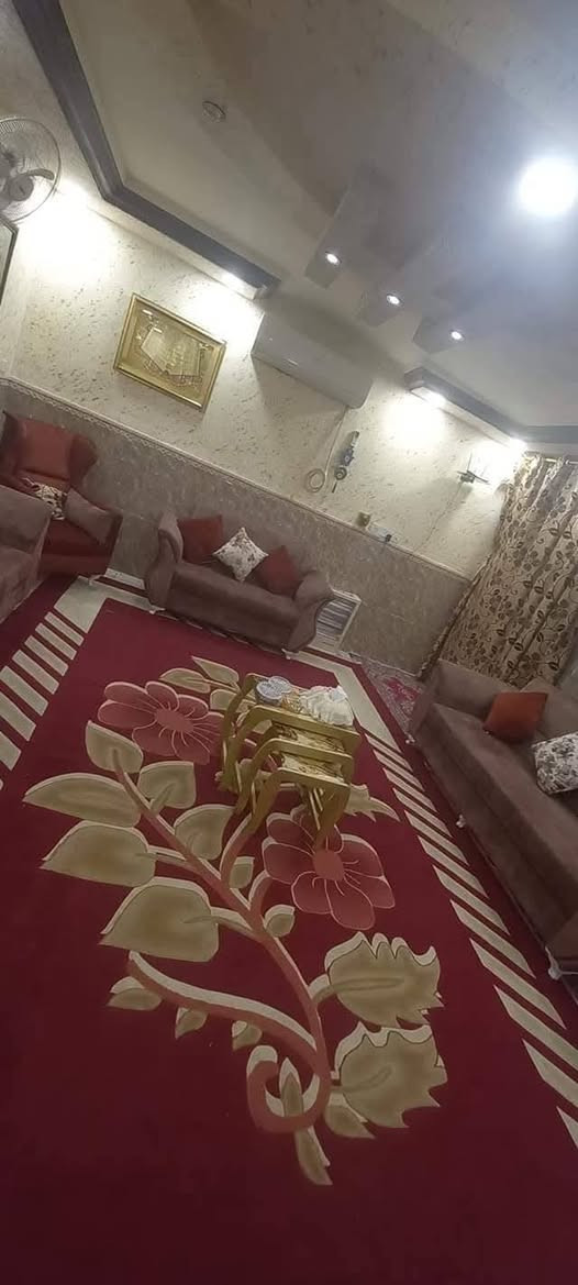 دار للبيع او المراوس في منطقة الإسكان قرب المجمعات الطبيه
(خلف التجاري)
 خلف مجمع المعمار الطبي 
فرع صيدلية الحسنين 162 متر طابقين 
يصلح ان يكون مذخر او مخزن او سكن  
الطابق الأرضي 
استقبال كبيره 7*5
صاله كبيره 6*5
غرفة نوم عدد 2
صحيات عدد 2
مطبخ 6*3
خلفيه متروكه 9*5

الطابق الأول مشتمل معزول عن البيت ومؤجر
يحتوي على 
صاله 7*5
غرفة نوم 5*4
مطبخ 3*3
منور 
صحيات 
للإستفسار عن السعر الاتصال على الرقم 
***********
***********
او المراسله وبخدمتكم
