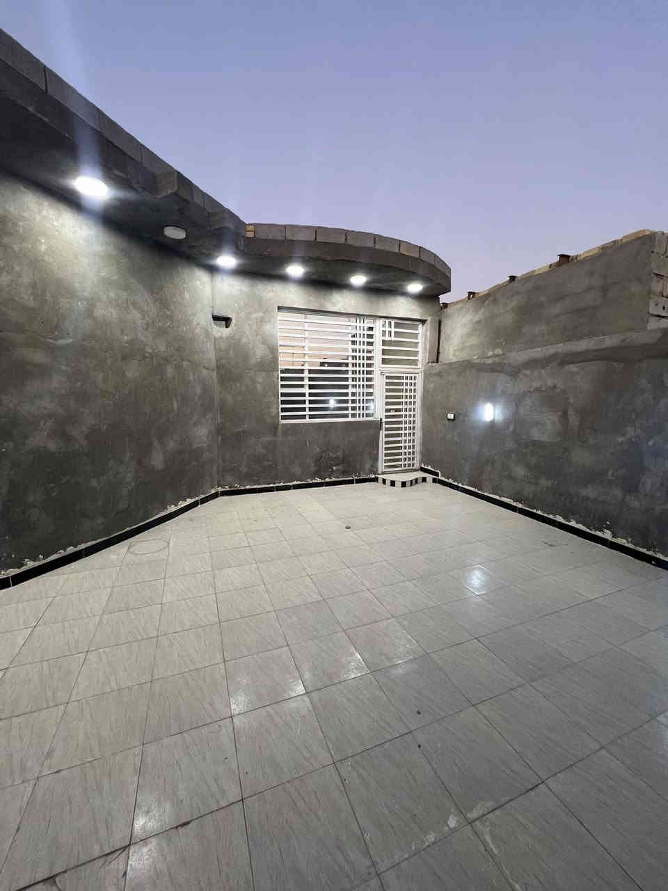 بيت للبيع 200 مـتر جـاهز من كلشي بـلوك صب مـسلح رباط صب 

كونكريت الـبيـت جـاهز على آخر حبايه غرفتين وصاله واسـتقبال ومنور 

وصحيات داخل وخارج درج صب بيت خير من الله بيبان كله تفصال فول

كهرباء مربوطه مولد مجاري حكوميه ثقيل وخفيف انت ضوي جاهز فول

الناصريـه سـديناويـه يم صفي الـدين كل هذا جوه السوك بيـع سريـع 

واتـساب مـفتوح ***********
