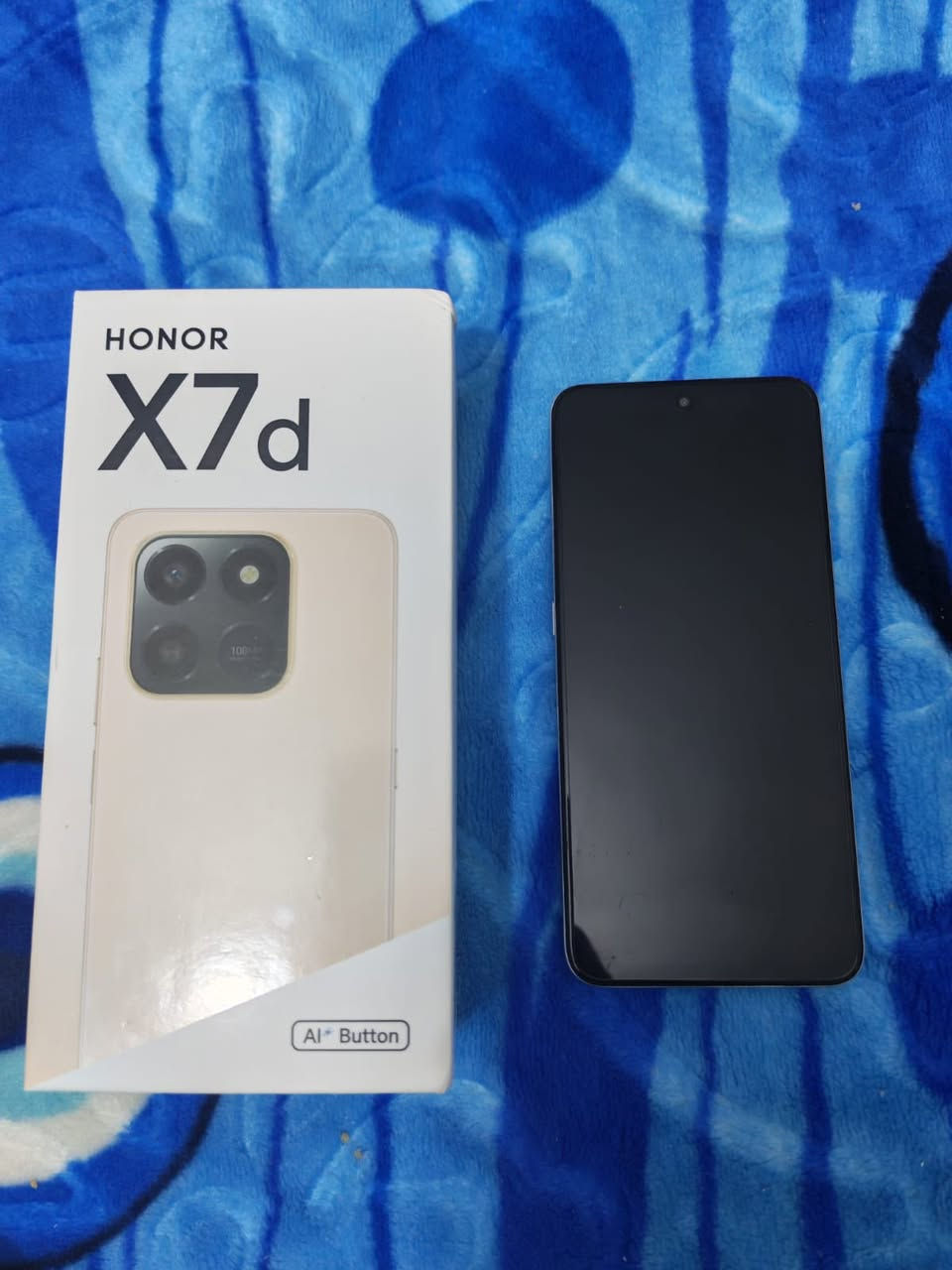 هونر x7d استعمال اسبوعين
سبب البيع حتاجيت وريد ابيعه 
سعرة 225
مواصفاتة معروفة 

يدعم الهاتف شريحتين إتصال من نوع Nano SIM 

الشاشة تأتي بشكل الثقب في منتصف الشاشة من نوع TFT LCD بمساحة 6.77 إنش بدقة HD+ بجودة 720×1610 بكسل بكثافة 261 بكسل لكل إنش بالإضافة لدعم الشاشة لمعدل التحديث 120Hz وسطوع يصل الي 850 شمعة .

ذاكرة صلبة بسعة 256 جيجا بايت مع ذاكرة عشوائية بسعة 8 جيجا بايت

يأتي الهاتف بمعالج Snapdragon 685 بتكنولوجيا 6 نانو مع معالج رسومي 
Adreno 610

الكاميرا الخلفية مزدوجة الأولى بدقة 108 ميجا بكسل بفتحة عدسة F/1.8 أما عن الكاميرا الثانية فتأتي بدقة 2 ميجا بكسل بفتحة عدسة F/2.4 للعزل والبورتريه مع فلاش أحادي من نوع ليد فلاش .
يدعم الهاتف تصوير الفيديوهات بجودة الـ FHD بدقة 1080 بكسل بمعدل التقاط 30 إطار في الثانية الواحدة كما يدعم التصوير بجودة الـ HD بدقة 720 بكسل بمعدل التقاط 30 إطار في الثانية الواحدة .
يدعم ميكرفون إضافي لعزل الضوضاء .
يأتي بصوت ستريو عالي .

البطارية بسعة 6500 مللي أمبير تدعم الشحن السريع بقوة 35 واط .
نظام التشغيل اندرويد 15 مع واجهة MagicOS 9 مع دعم خدمات جوجل .


**إذا كنت صاحب هذا الإعلان وتريد حذفه لأي سبب، رجاءا أرسل رسالة إلى الدعم الفني**