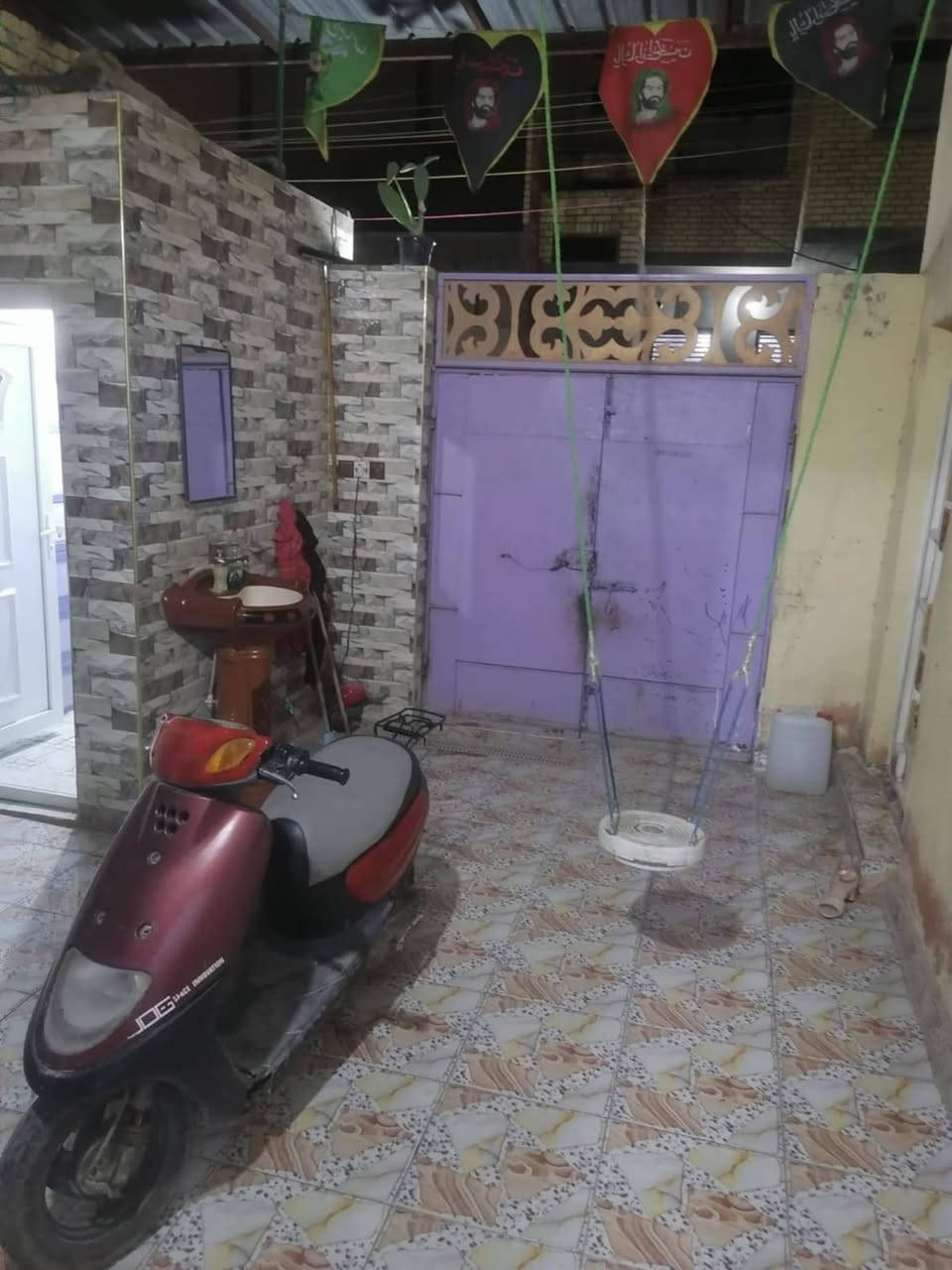 للبيع بيت ب الصالحيه مساحه 120 بي 3 غرف ثنين جوه وحده فوك وصالحه ومطبخ واستقبال وحمام داخلي وحمام خارجي وطارمه عرض الشارع 8م  السعر 170مع المجال***********
