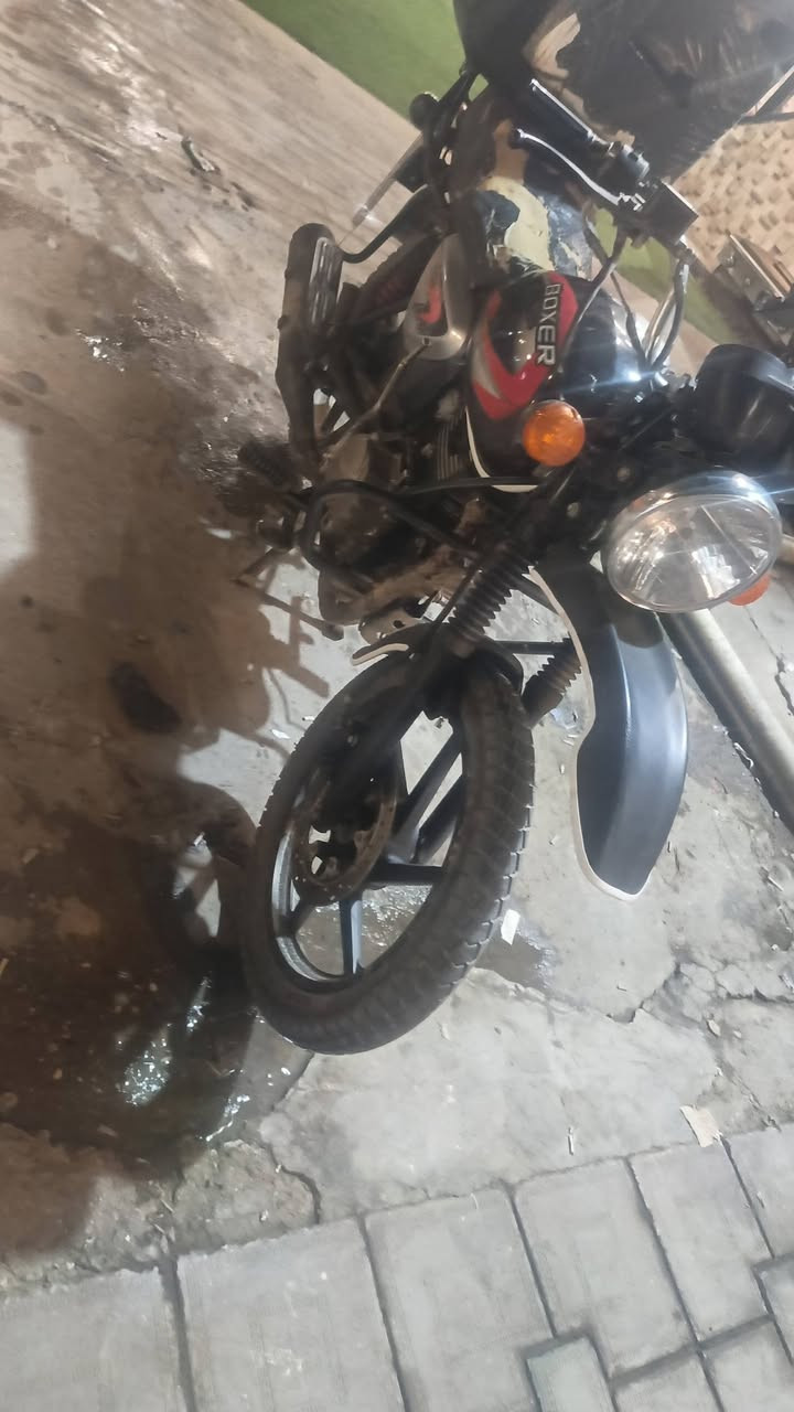 سلام عليكم دراجه بوكسر للبيع
موديل 22اورقهه اصوليه 
مكينه مال شاينك بيهه صوت 
شغاله الدراجه بس ابيعك طافي
مكاني حله مستعجل عل بيع وذا اكو 4كير مرواس 
بعد احسن بدون الصندوك ***********رقمي واتساب بس

