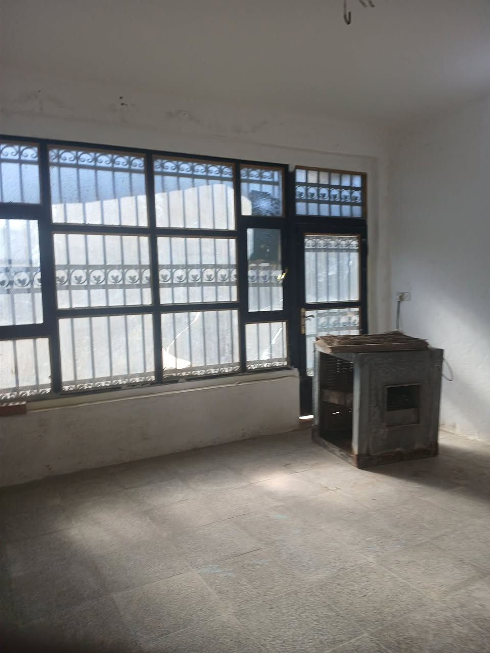 سلام عليكم شقه لليجار  طابق ثاني تحتوي ع غرفتين نوم ومطبخ ومجمع صحيات وهول موقعها بحي الطياره قرب مجسر ثوره اسواق 24ساعه مساحته جبيره رقم الهاتف ***********
