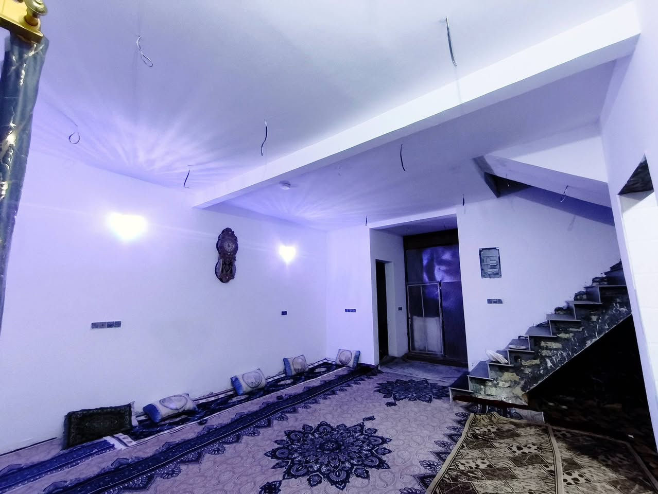 سلام عليكم/ بيت للبيع المساحة 350
متكون من غرفتين 6*4 صالة 8*7 مطبخ 5*4 ستقبال 10*4
صحيات داخلية + خارجية + قطعة بصفة 100م حديقة 
العمل بإشراف مهندس وتكدر اجيب مهندس يشرف علية 
البناء 2026 باقي على الرضية فول مواصفات 
الساس صب كونكريت  طابوك الحلاوي كهرباء السيفال النقاط ميلانو الماء سمارت خلاطات تسكة  تئسيس اخر صدار فول
لبخ سمنت وجص وبورك نضام كاميرات+ انترنت 
خدمات كاملة كهرباء ماء تبليط بلدية تجيك الباب 
الموقع يبعد عن باب إلمام الحمزة 500,متر /
سند 25 مداور سهم  + بي معاملة بل طابو مشمول 
السعر 68   سعر القطعة يمة 200 م  ب 15 مليون 
يعني بيت بل عافية على الياخذة  /  
ملاحظة غير فلوسة ما زايد علية  / ومال جناي البناء
سبب البيع بعيد عن عملي /

صاحب الدار ***********
