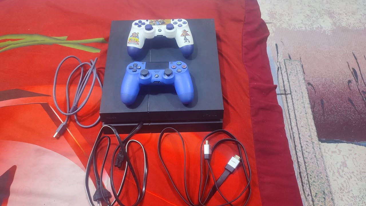 السلام عليكم 
بلي 4 سلم نضيف ما مفتوح ولا مصلح ويا 2 جوستكات ذاكره 1 تيرا  وكامل ملحقاته الكيبلات وفيش ال HD وكيبل شحن 
السعر 235 وبي مجال
 مكاني النجف الاشرف 
 
ملاحضه ماعندي توصيل 
*********** الاتصال او مراسله
