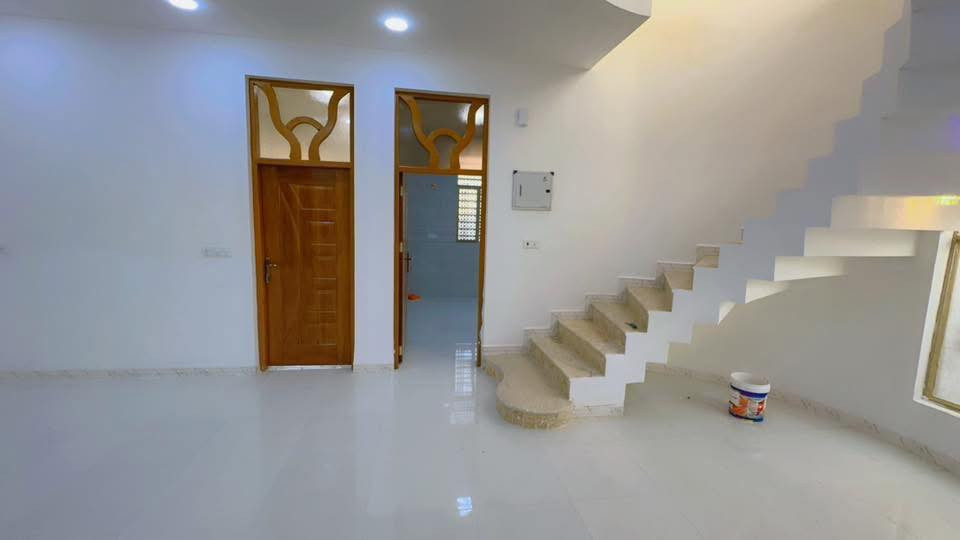 الدار للبيع وبسعر مناسب جدا
الكوت حي الحوراء قرب شارع ابو الفضل 
بناء سنه ٢٠٢٥ مساحه ٢٠٠ متر وجه على ساحه
للاستفسار ***********
