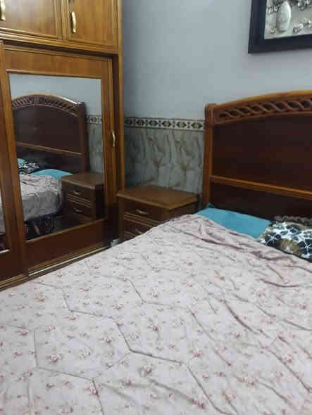 السلام عليكم 
للبيع غرفه صاج وجهين 
كنتور باب سلايت 
جربايه عدد ثنين صوميات مخزن وميوزه الجانبيه
ميز مرايا ميز تلفاز الغرفه جديده كلش
للبيع ب 1.000.000 بيهه مجال للشراي 
مكان حي بدر المحموديه 
للاستفسار . ***********
