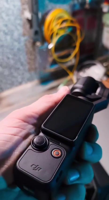 ⚡ استوديو تصوير متكامل في جيبك! | DJI Osmo Pocket 3 Creator Combo 🎥
إذا كنت صانع محتوى، فلوغر، أو تبحث عن توثيق يومياتك بأعلى جودة، هذه الكاميرا هي كل ما تحتاجه!
📌 باختصار.. لماذا هي الأفضل؟
 جودة خيالية: مستشعر 1 إنش لتصوير احترافي بدقة 4K حتى في الإضاءة الخافتة.
 ثبات سينمائي: مانع اهتزاز ميكانيكي يلغي أي رجفة أثناء المشي أو الحركة.
 شاشة ذكية: تدور بلمسة واحدة للتحويل بين تصوير (اليوتيوب) أو (التيك توك والريلز).
 صوت نقي جداً: يأتي معها مايكروفون DJI Mic 2 الاحترافي لعزل الضوضاء.
 بطارية أقوى: الباقة تشمل مقبض بطارية إضافي لتصوير مستمر دون قلق.
📦 محتويات العلبة كاملة:
(الكاميرا + مايك لاسلكي + مقبض بطارية إضافي + عدسة واسعة + حقيبة واكسسوارات).

🛍️ متوفرة الآن!
📩 للطلب أو الاستفسار عن السعر، أرسل رسالة إلى الخاص (Direct Message) أو اترك تعليقاً وسنتواصل 
معك فوراً.

***********
