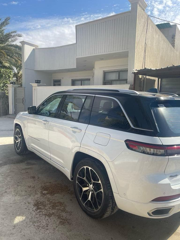 جيب كراند شيروكي موديل 2023مواصفات سومنت ماشيه 13 ألف 
وارد امريكي
امبدل بيه طابوكه
وبنيل وصفحه شاصي
السياره فول مواصفات 
مكان السياره بعقوبه
لتواصل ***********
صور الحادث بالمنشور
