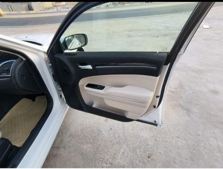 سلام عليكم
-كلايسلر 300 (اوباما ) 
-موديل  2016 معلايه  2022 
-سياره جاهزة من كلشي 
دواخل جلد  بيجي -اسود 
كشن كهرباء 
لايت زنون 
شاشه جبيره 
حداديه تخم تاير
 رقم ميسان دولي بأسمي   
ضربته جاملغ وبنيد 
الصور الحادث مرفقه مع المنشور 
سعر سيارة 178$ ورقة 
مكان سياره الناصريه قضاء الفهود 
للاتصال  *********** / ***********
