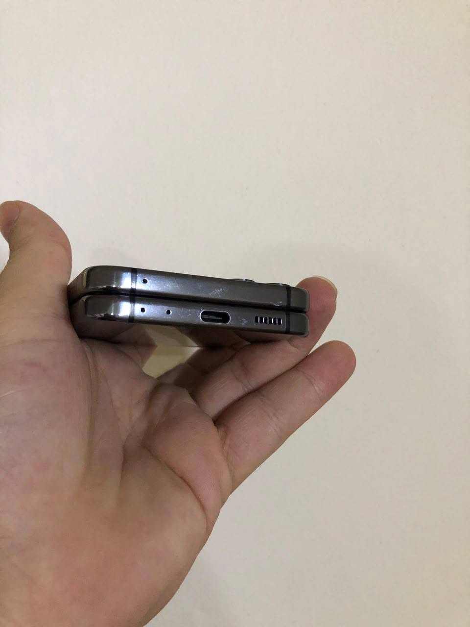 📱 للبيع | Samsung Galaxy Z Flip 5 📱

✨ المواصفات:
🖤 اللون: أسود
💾 الذاكرة: 512GB (انتبه، 512 وليس 256)
🌍 نسخة شرق أوسط (مو أمريكي ولا بالة)
💧 Waterproof
🛠️ مكفول من الفتح والتصليح
✅ الجهاز مكفول 100%

📌 ملاحظات:
🔹 فقط شخوط وآثار استخدام بسيطة لأنه نسخة شرق أوسط.

💰 السعر: 475 وبي مجال 💵

📍 الموقع: بغداد - الزعفرانية

📞 للاستفسار: واتساب أو اتصال
*********** 📲
