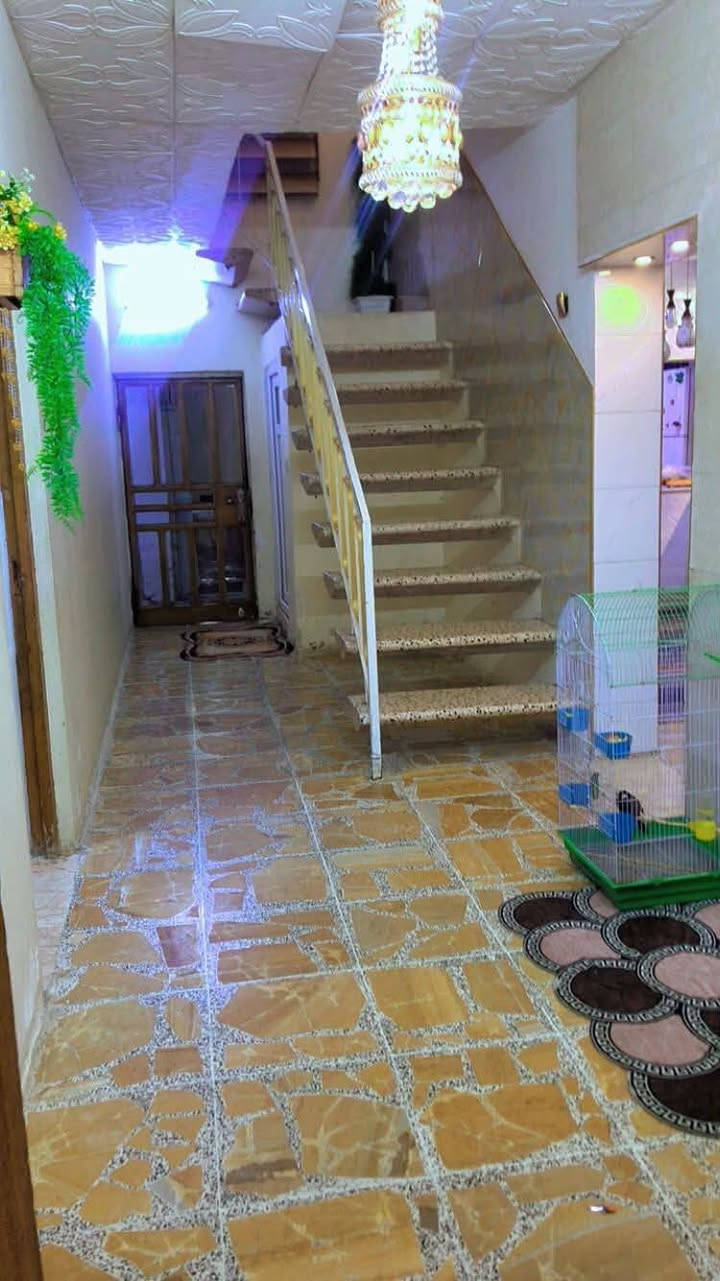يا الله بيت300 متر للبيع واجهه 10 نزال 30
مع مشتمل 
ومحلات ثنين 
المشتمل بناء حديث مسلح
يحتوي ٣ غرف نوم 
ومطبخ واستقبال
البيت يحتوي على خمس غرف نوم 
حمامات 4
استقبال وصاله 
وكراج جبير 
طابو ملك صرف
او 
نصف الدار للبيع جبها 5 نزال 30 يعني 150 متر 

سعر المتر مليون واربعميه وخمسين 1450 
الشعب 
الجزائر قرب الفيحاء.للتواصل اتصل ع رقم  وتساب 📞***********
