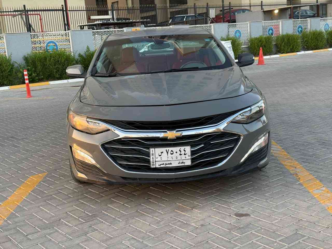 السلام عليكم 
ماليبو 2020 
معوقين ..
ماشيه 111 
حادثها  جاملغ امامي وخلفي وباب السايق مسوين تغيير لون سياره جاهزه بدون نقص 
مواصفات 
بصمه 
شاشه 
كأمره 
تحكم ستيرن 
مكانها بغداد حي الجهاد 
السعر 82
رقمي ***********
