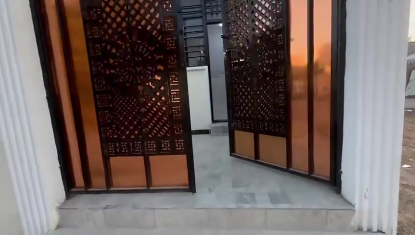 السلام عليكم.. يوجد بيت للبيع بناء حديث ممسكون بي طابقين الطابق الأول يحتوي ع مطبخ وستقبال وصاله وغرفه نوم ومنور وصحيات داخليه وخارجيه والطابق الثاني يحتوي ع غرفتين نوم وصحيات موقع البيت سلمان باك المدائن منطقه الحضاريه بلبدايه قرب العياده ابو انس البيت زراعي خدمات كامله شارع عرضه 10 متر للاستفسار الاتصال ع الرقم *********** متوفر واتساب أو مراسله الصفحه
