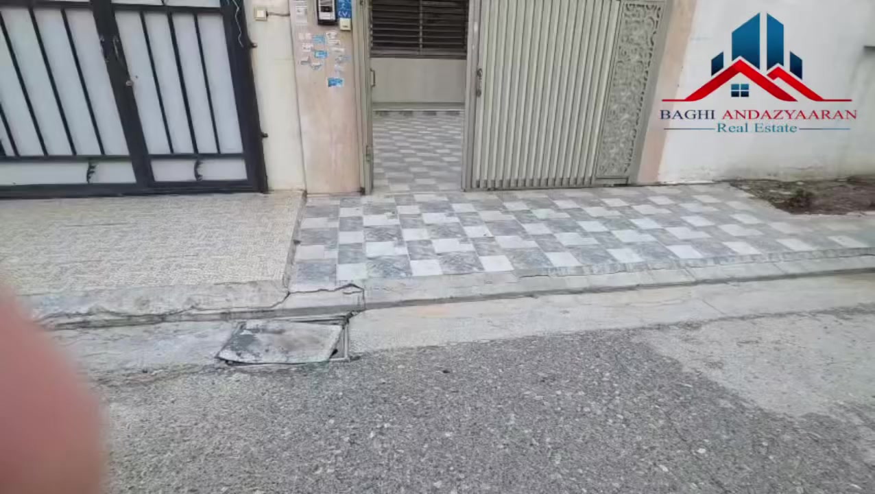 للبيع بيت في مجمع المهندسين 🏡  

بيت مميز للبيع في مجمع المهندسين، موقع جميل وقريب من السوق والخدمات.  

🔹 المساحة: مئتين متر مربع  
🔹 البيت طابقين  
🔹 الطابق الأول: صالة، مطبخ، حمام  غرفه نوم 
🔹 الطابق الثاني: اثنين غرف نوم و ثلاث حمامات  
🔹 بناء جيد ومحدث  
🔹 منطقة هادئة وقريبة من جميع الخدمات  

البيت مناسب للسكن العائلي أو للاستثمار.  

للاستفسار والتواصل:  
📞 ***********
📞 ***********  

عقارات باغي – اندزياران  

#عقارات_أربيل #بيت_للبيع #مجمع_المهندسين #عقارات_كردستان #استثمار_عقاري
